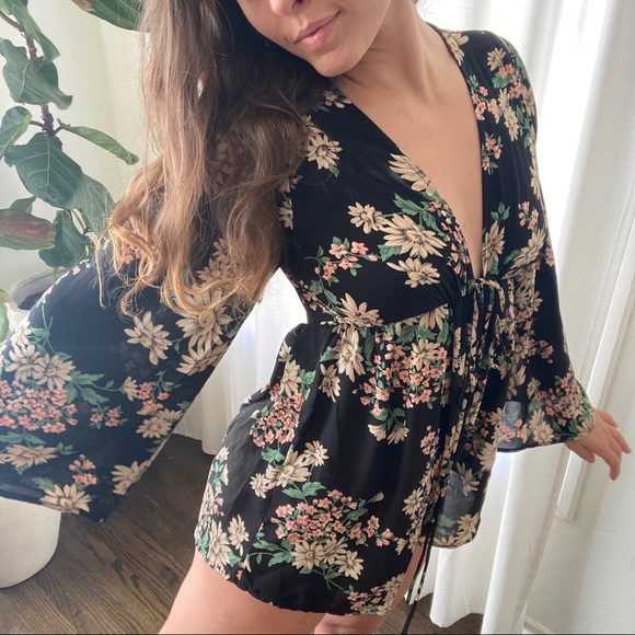Audrey 3+1 Bell Sleeve Floral Romper - Picture 4 of 9